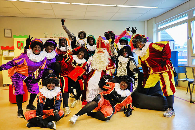 Aankomst van de Sint en zijn Zwarte Pieten in Waarder_143